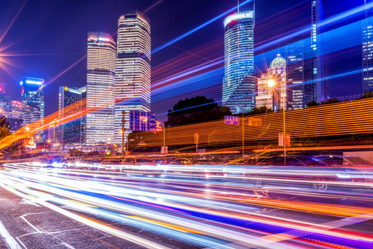 上海陆家嘴建筑夜景和模糊的车灯