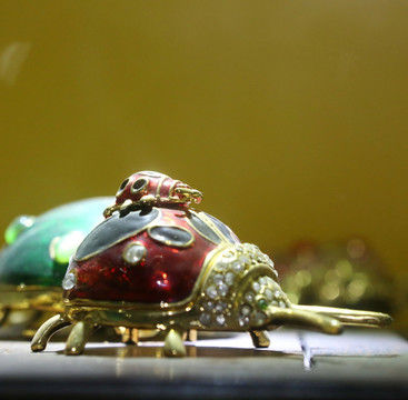 铜雕红甲壳虫