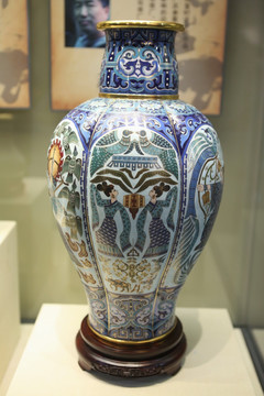 蓝地古代仕女图景泰蓝花瓶