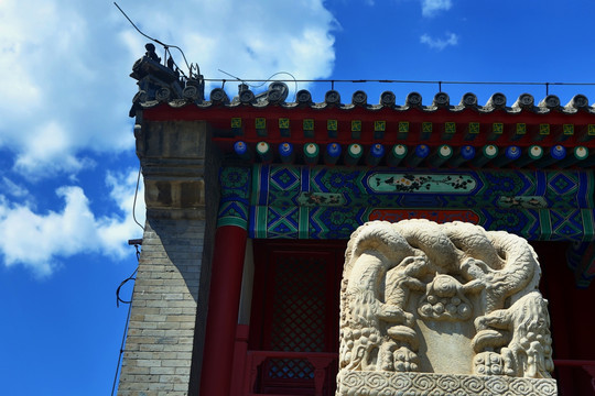 龙纹石碑和中式房檐