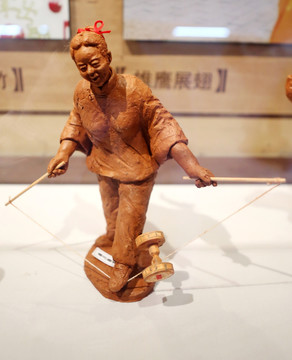 泥塑抖空竹的妇女雕像