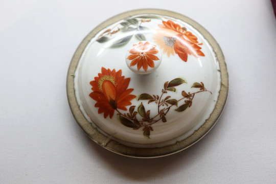 五十年代花纹瓷杯盖