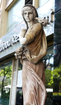 欧洲古代女神彩色雕像