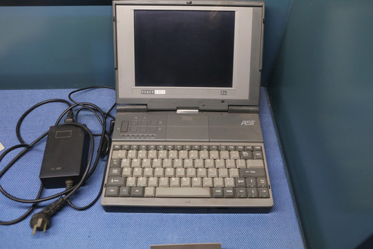 老式笔记本电脑