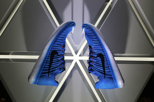 蓝色运动鞋创意展示