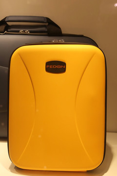 黄色男款行李箱