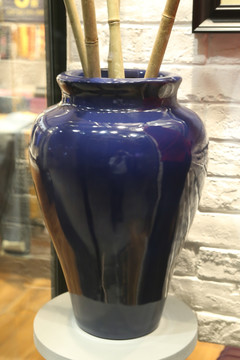 蓝色敞口小底花瓶