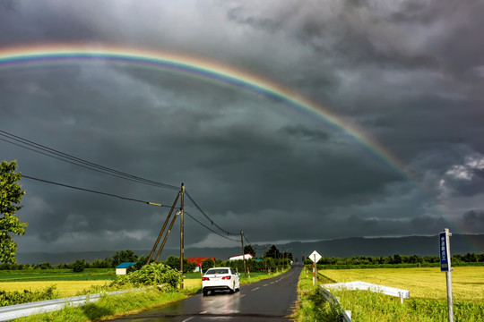 北海道乡村公路的彩虹