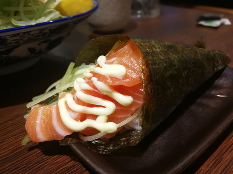 手卷寿司 三文鱼寿司 日本料理