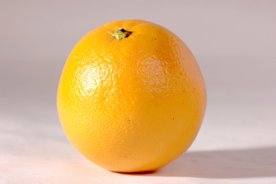 一个新鲜橙子