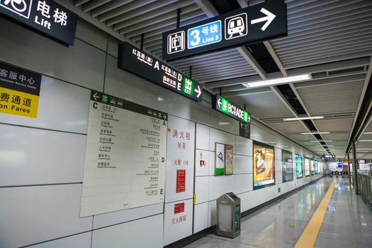深圳地铁站通道