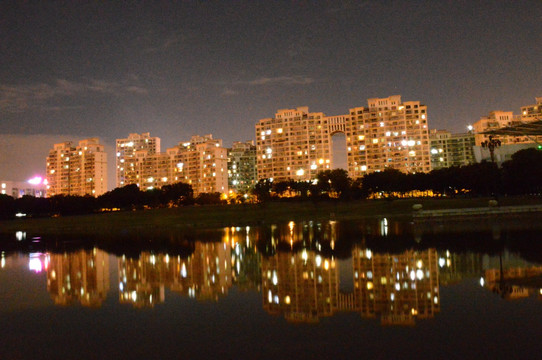 湖边城市建筑夜景