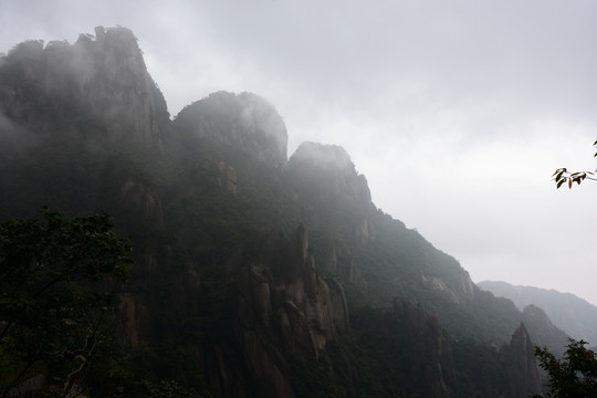 雾中的三清山 水墨山水画