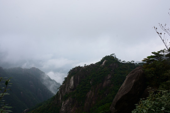 雾中的三清山 水墨山水画