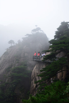 雾中的三清山 水墨山水画