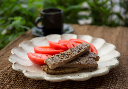 牛排 番茄 咖啡 早餐