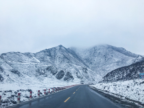 祁连山 雪山 山路