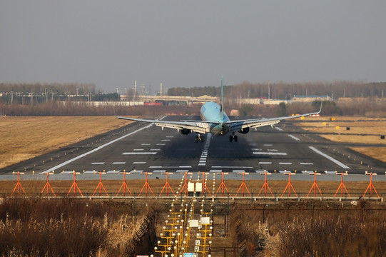 大韩航空 飞机降落 机场跑道