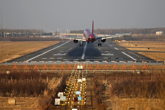 吉祥航空 飞机降落 机场跑道