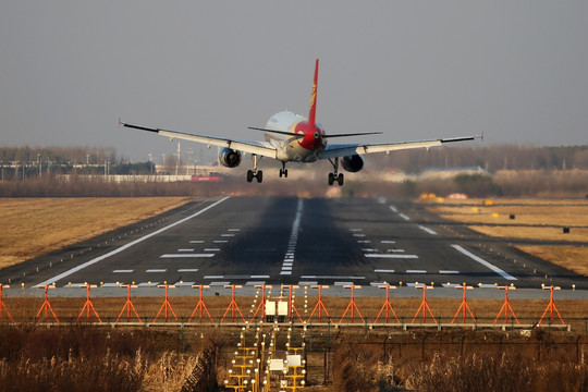 首都航空 飞机降落 机场跑道