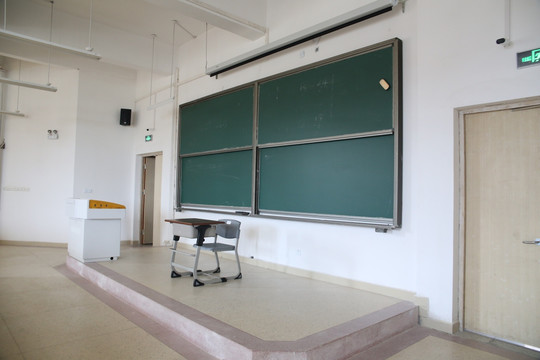 大学教室讲台黑板