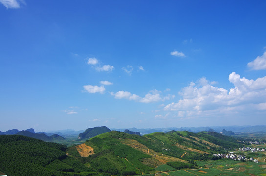 蓝天下的山丘