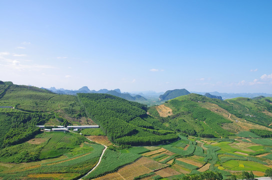 蓝天下的山丘