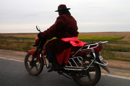骑摩托的藏族男人 骑摩托的男人