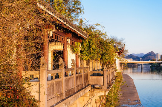 新安江边古建