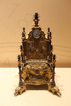 英国的铜镀金嵌玛瑙水法座钟