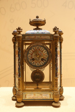 法国的铜镀金珐琅人物座钟