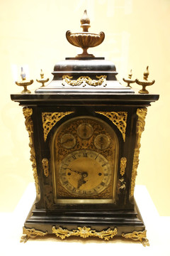 清代木质嵌铜饰座钟