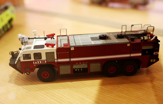 现代红色重重型消防车模型
