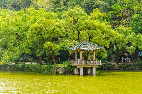星湖七星岩风景区