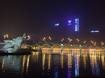 龙头吐水 龙头 倒影 灯光