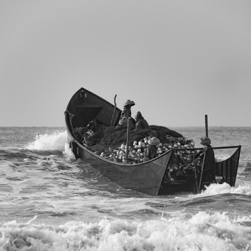 渔船出海 惊涛骇浪 大浪 浪花