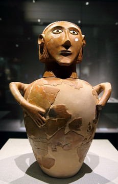 女性雕像卡诺皮克罐