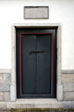 古代黑漆木门