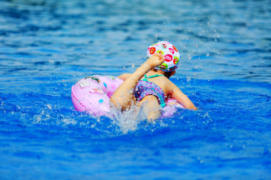 儿童戏水 儿童游泳 儿童学游泳