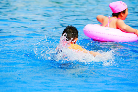 儿童戏水 儿童游泳 儿童学游泳
