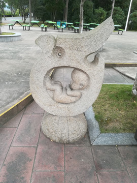 鸽子小孩石像