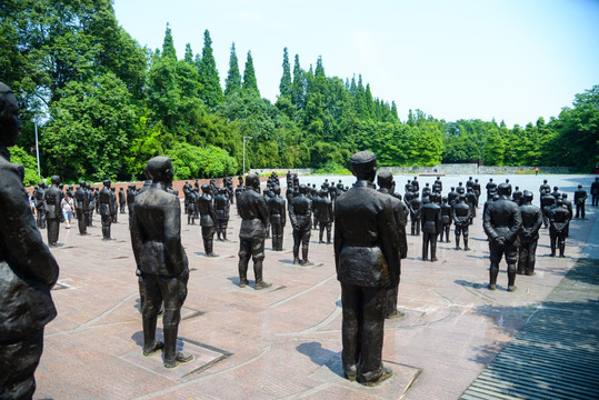 中国壮士群雕像背影