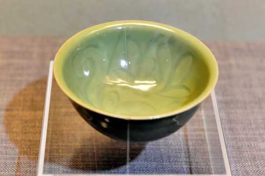 豆青釉莲花纹瓷碗