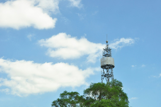 蓝天中的信号塔