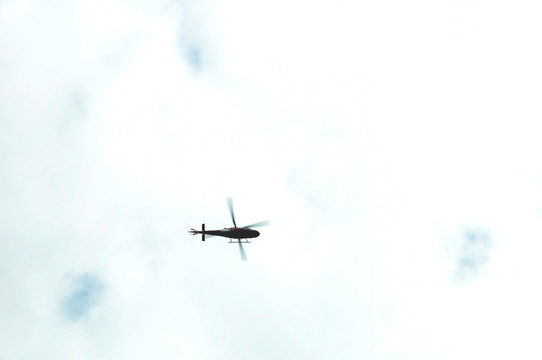 空中直升飞机的影子