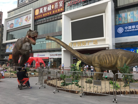广场恐龙模型
