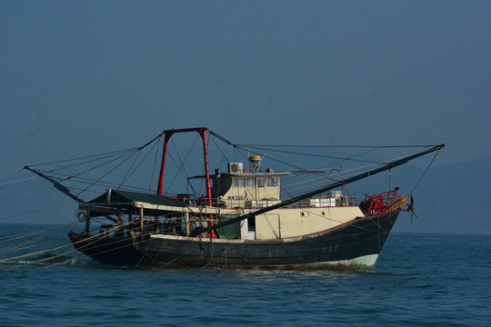 拖网渔船