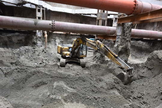 地铁建设 挖土机 工作中的挖