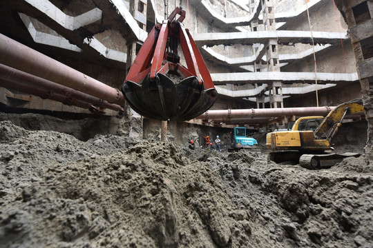 地铁建设 挖土机 工地 地铁