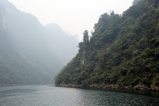 长江峡谷风光 远山